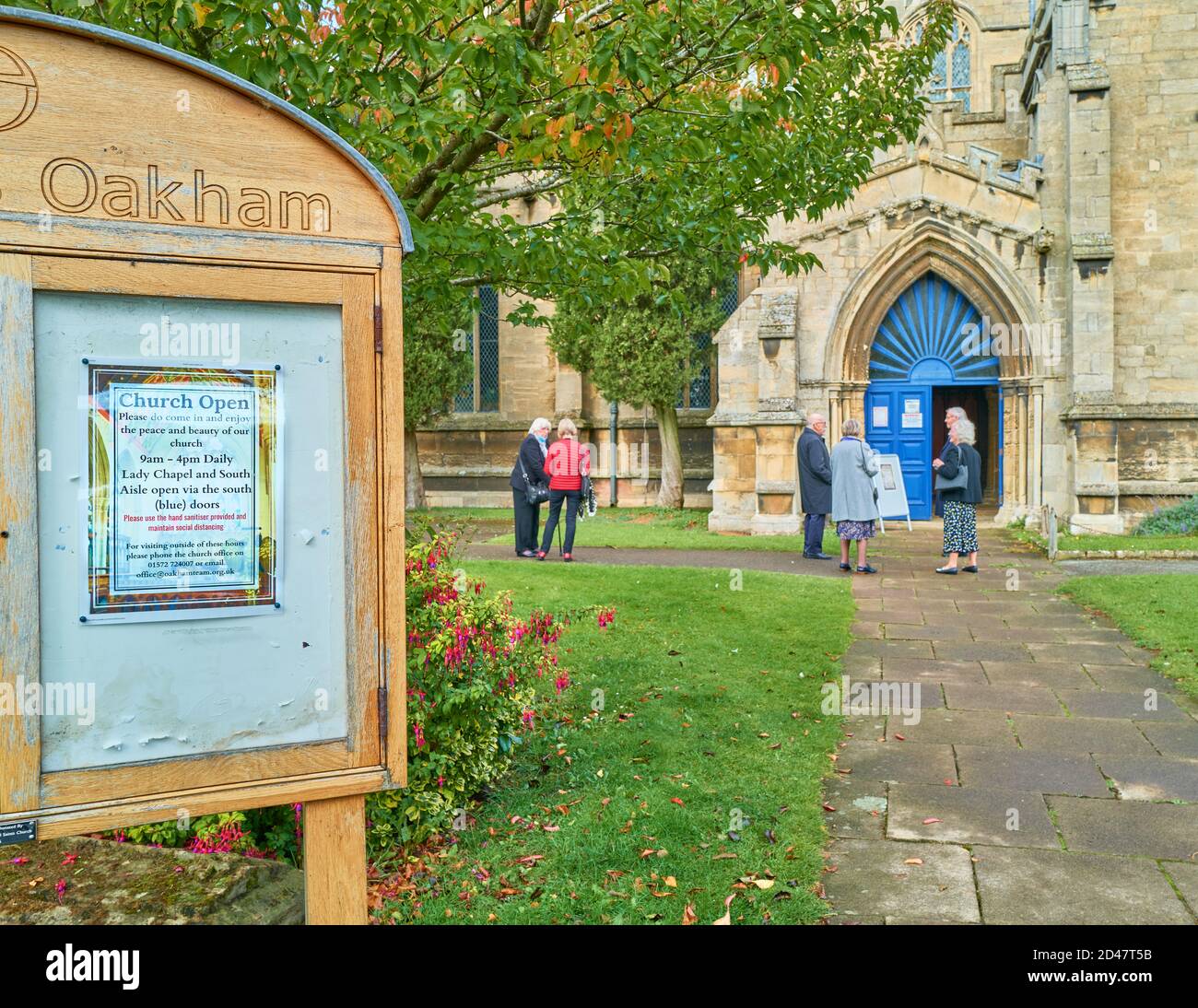 Trauernde warten vor der Allerheiligen-Pfarrkirche in Oakham, Rutland, England, auf einen Trauergottesdienst während der Coronavirus-Epidemie, Oktober 2020. Stockfoto