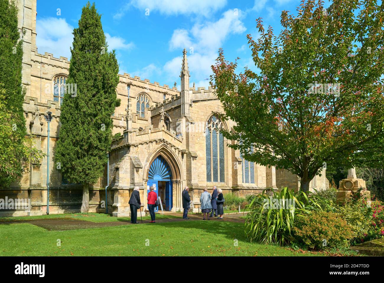 Trauernde warten vor der Allerheiligen-Pfarrkirche in Oakham, Rutland, England, auf einen Trauergottesdienst während der Coronavirus-Epidemie, Oktober 2020. Stockfoto