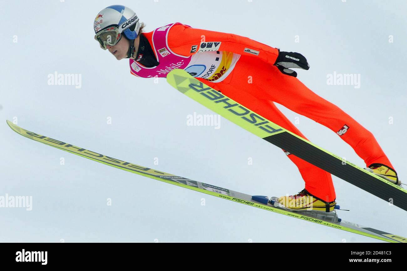 Osterreichs Skispringer Thomas Morgenstern Fliegt Durch Die Luft Wahrend Des Ersten Wettbewerbs Der 52 Vier Schanzen