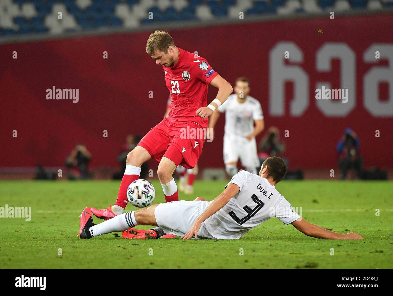 Tiflis, Georgien. Okt. 2020. Lasha Dvali (unten) von Georgien vies mit Pavel Nekhaychik von Belarus während der UEFA-Europameisterschaft 2020 Qualifikationsrunde zwischen Georgien und Weißrussland in Tiflis, Georgien, 8. Oktober 2020. Kredit: Tamuna Kulumbegashvili/Xinhua/Alamy Live Nachrichten Stockfoto