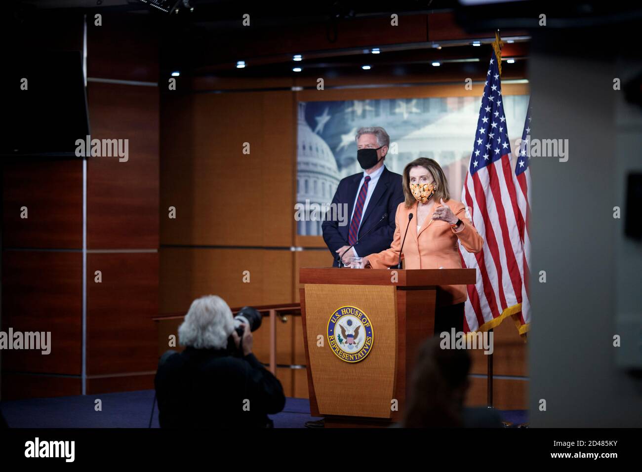 Washington, USA. Okt. 2020. US-House-Sprecherin Nancy Pelosi (R) spricht während einer Pressekonferenz auf dem Capitol Hill in Washington, DC, die Vereinigten Staaten, am 8. Oktober 2020. Die Sprecherin des US-Repräsentantenhauses, Nancy Pelosi, lehnte am Donnerstag ab, eine eigenständige Gesetzesvorlage vorzuziehen, die darauf abzielt, US-Fluggesellschaften neue Hilfe zu gewähren, wenn kein größeres Hilfspaket COVID-19 fehlt. Kredit: Ting Shen/Xinhua/Alamy Live Nachrichten Stockfoto