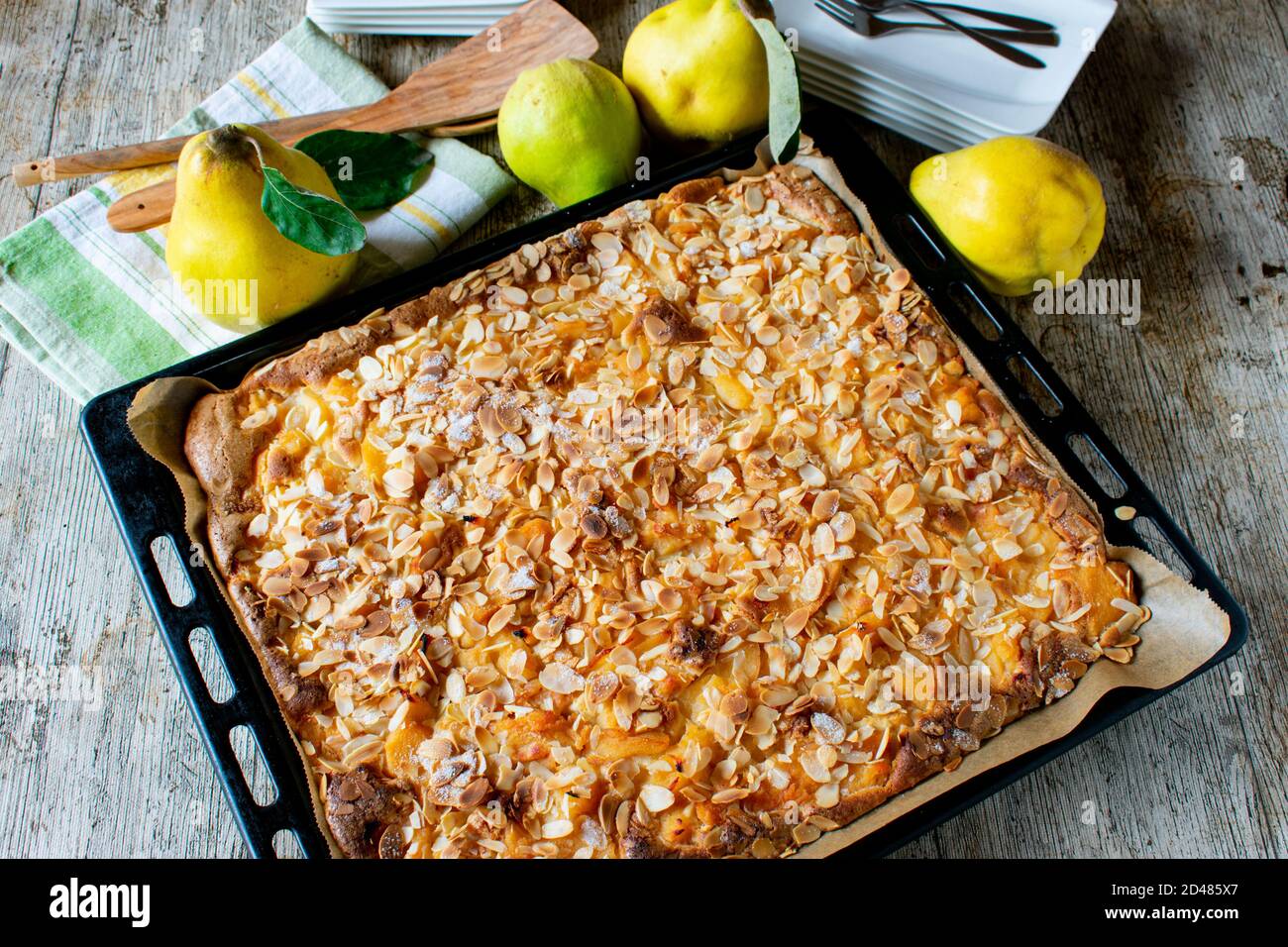 Frisch gebackener Mandelkuchen mit Zangenquinke auf einem Backblech Stockfoto