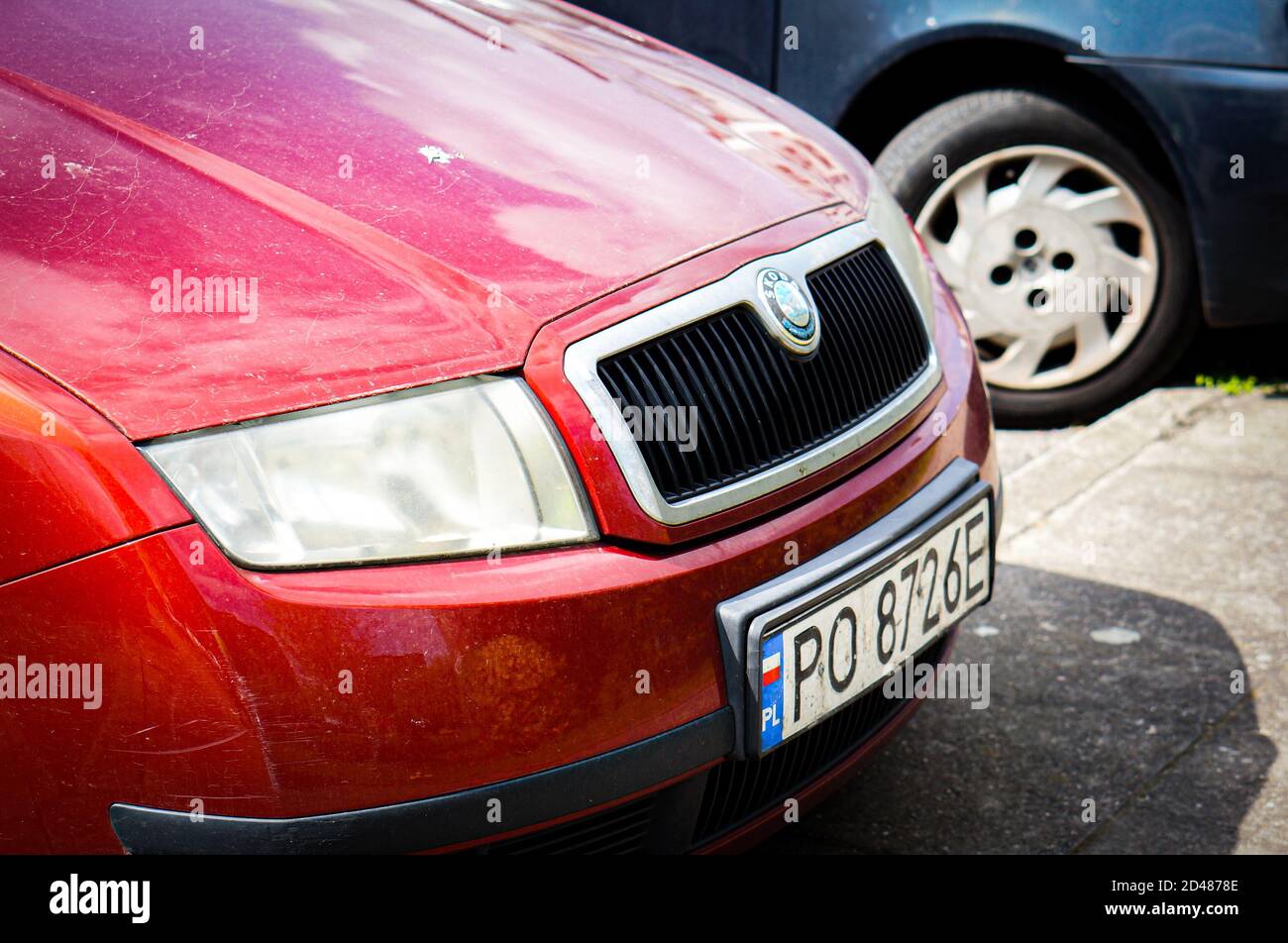 POSEN, POLEN - 26. Apr 2015: Nahaufnahme eines geparkten roten Skoda Autos Stockfoto