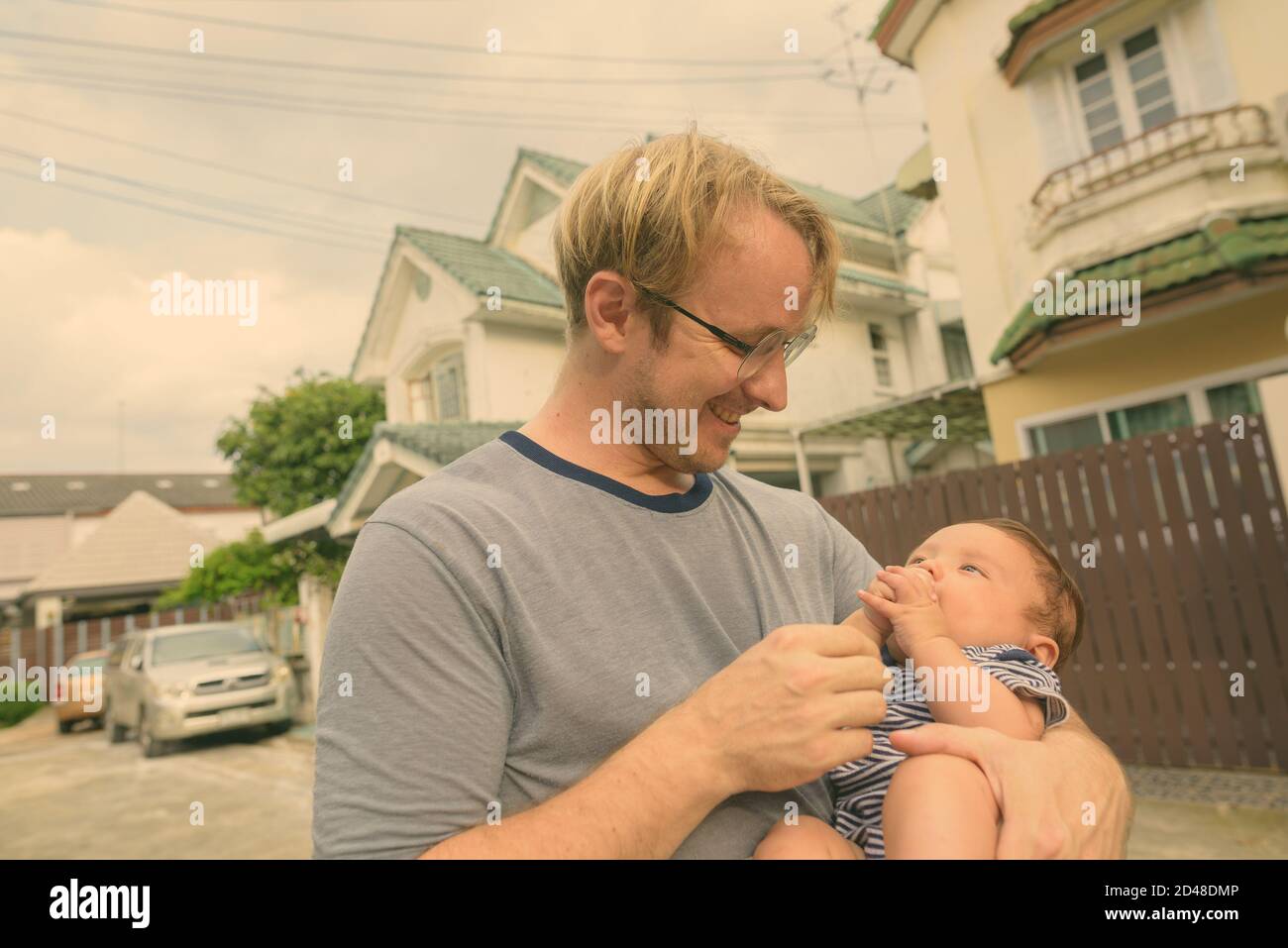 Vater und Sohn kleben zusammen zu Hause im Freien Stockfoto