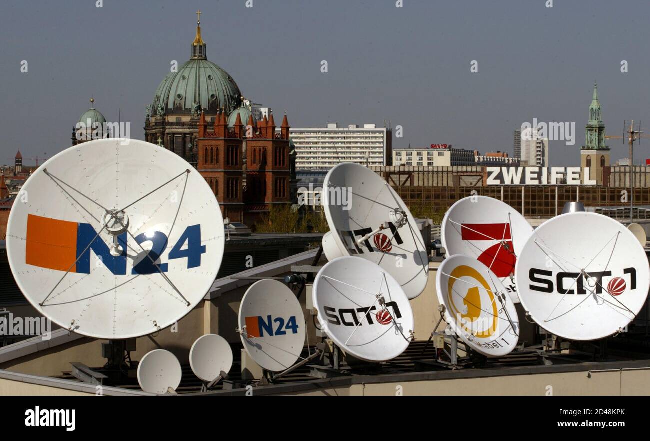 Parabolantennen der deutschen TV-Sender N24, Kabel 1, SAT 1 und Pro Sieben  der deutschen Mediengruppe Kirch sind auf dem Dach des Sitzes der  Gesellschaft Berlin 19. April 2005 abgebildet. [Deutsche Verleger Axel