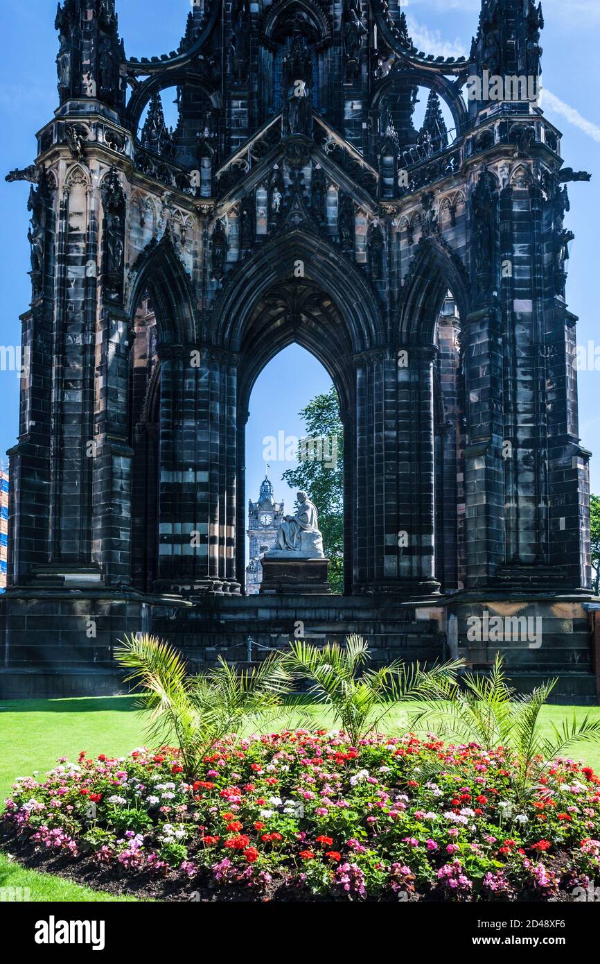 Das Scott Monument und der Balmoral Hotel Clock Tower in Edinburgh. Stockfoto