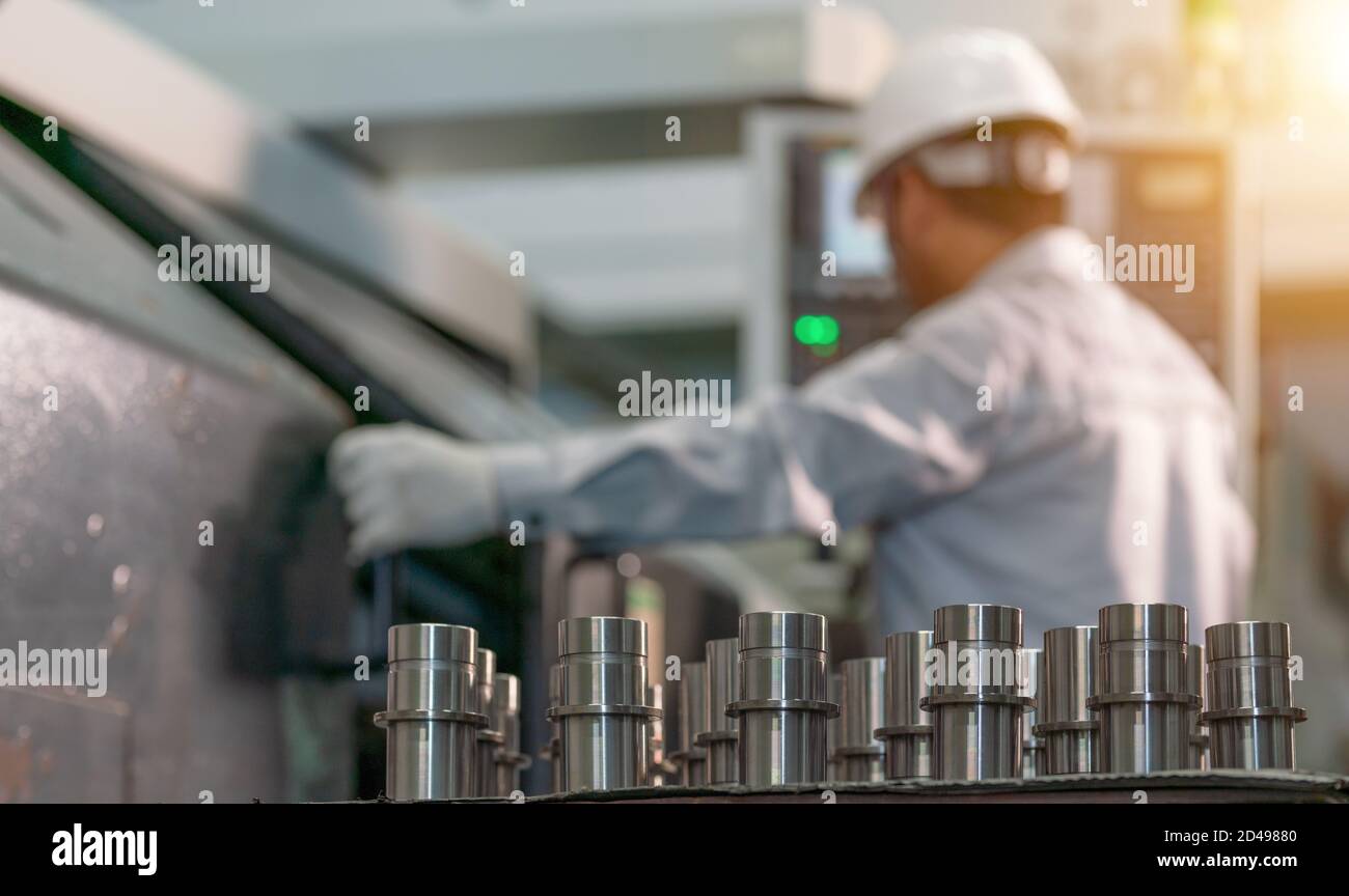 Automatenteil in der CNC-Fabrik der Maschine Stockfoto Automatenteil in der CNC-Fabrik der Maschine Stockfoto