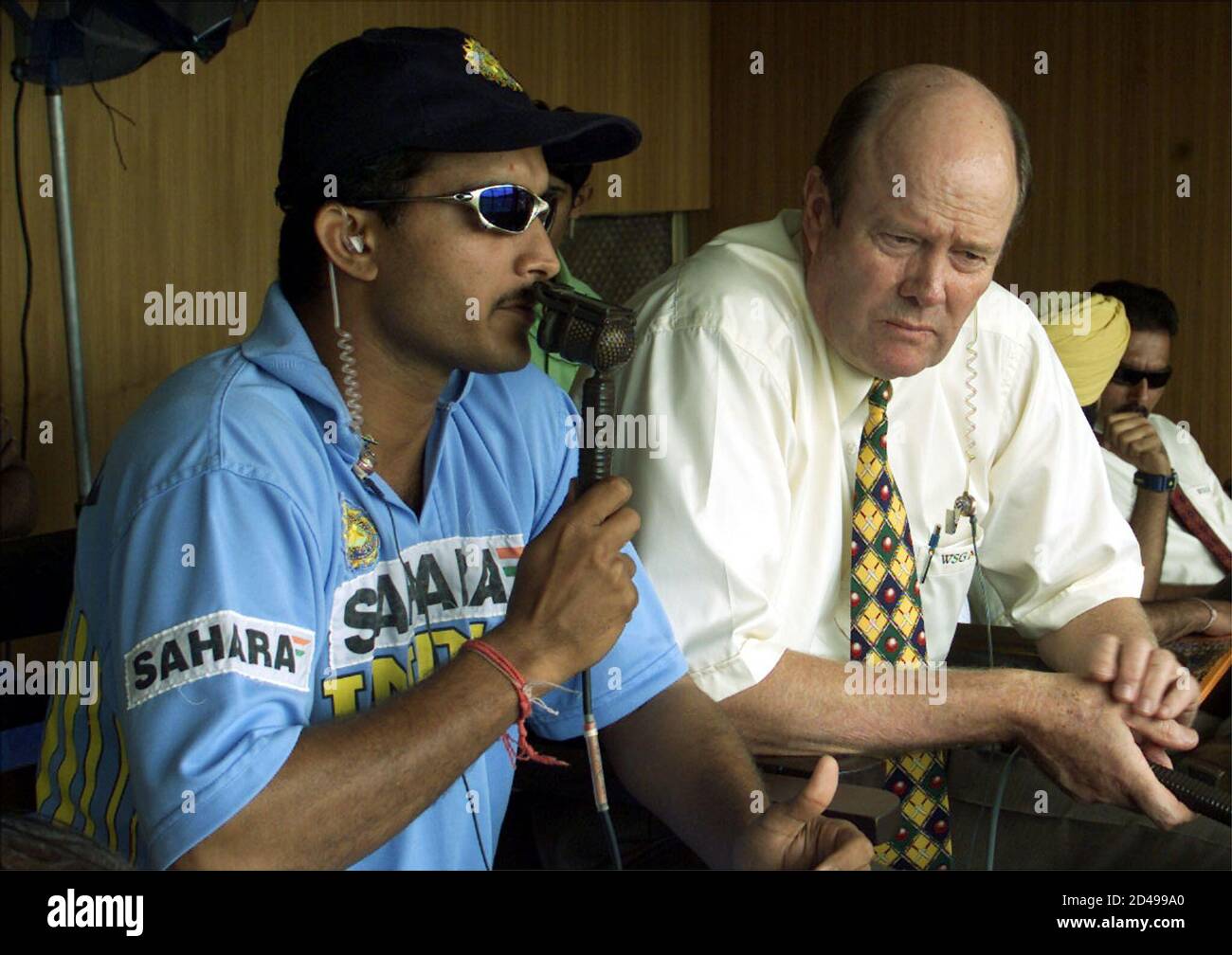 Der indische Kapitän Saurav Ganguly (L) kommentiert mit Tony Greig das eintägige Spiel zwischen Sri Lanka und Indien im Rahmen der dreieckigen eintägigen Serie, zu der auch Neuseeland gehört, in Colombo am 28. Juli 2001. Ganguly wurde von Schiedsrichter Cammie Smith wegen Dissens im letzten Tagesspiel gegen Neuseeland am Donnerstag für ein Spiel suspendiert und verpasste das Spiel gegen Sri Lanka. AL//DL/CP Stockfoto