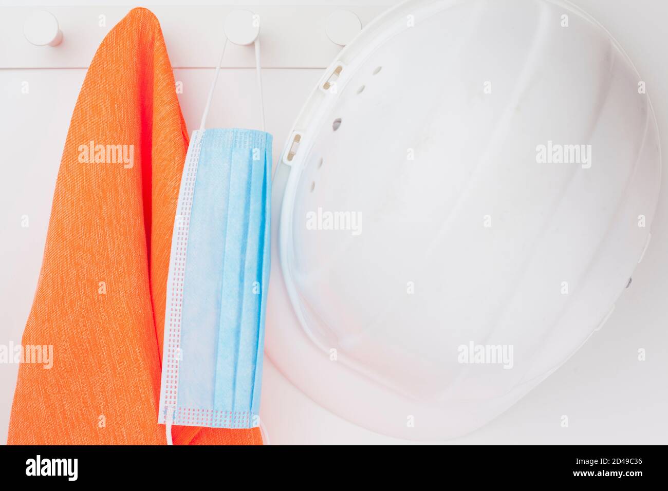 Schutzkleidung einschließlich Gesichtsmaske wegen covid-19 und hoch Visilibity Weste Stockfoto