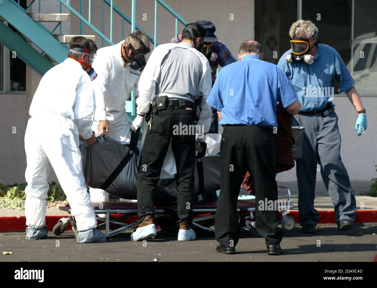 Las Vegas Metropolitan Police Personal laden den Körper von Jermaine Fuller  auf einer Bahre außerhalb einer Wohnung in Las Vegas, Nevada, 13. August  2002. Fuller, Schwager von Rapper [Snoop Dogg], wurde tot