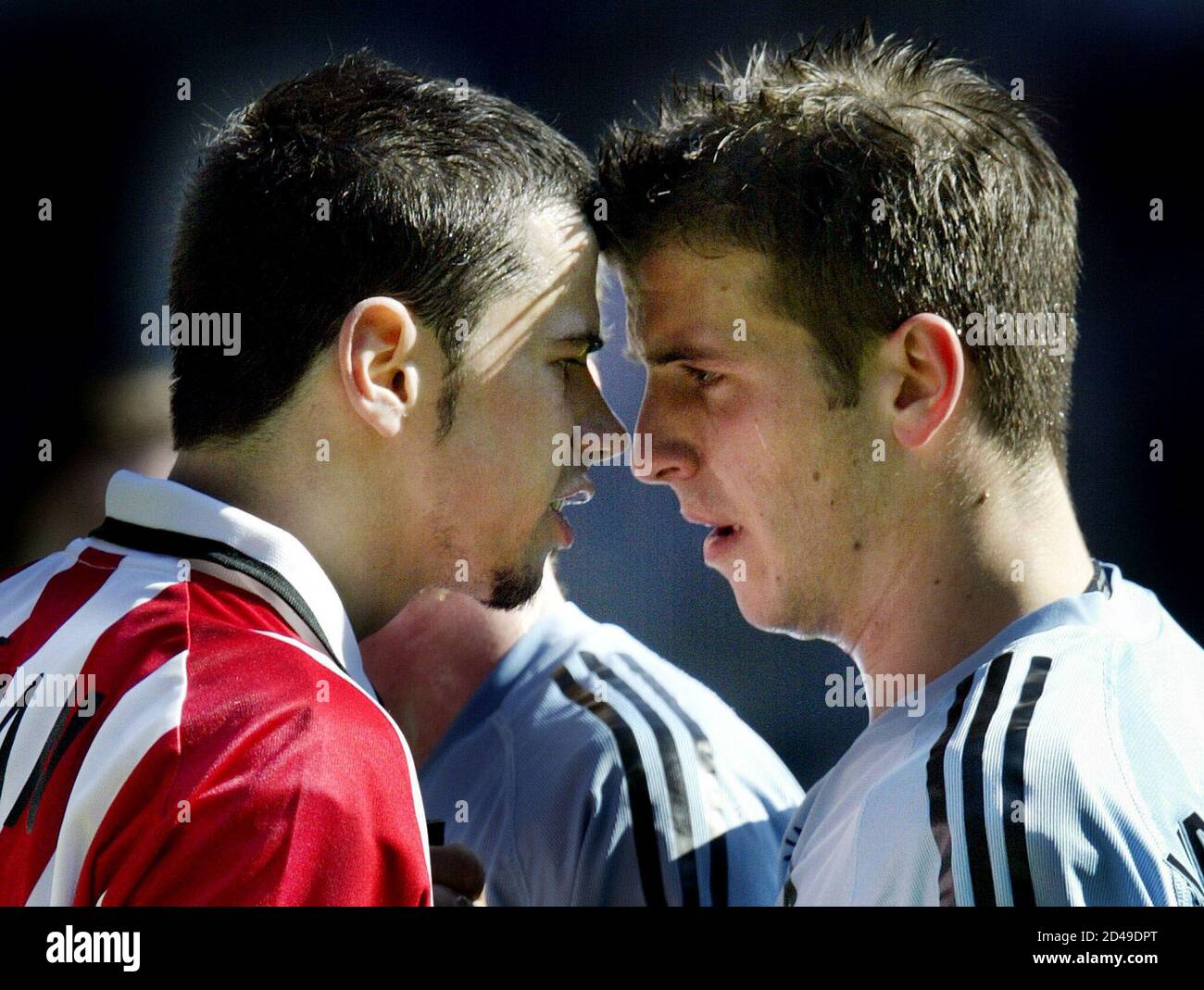 Jugoslawischen Sturmer Mateja Kezman Des Psv Eindhoven L Argumentiert Mit Ajax Spieler Rafael Van Der Vaart Wahrend Ihrer Niederlandischen Erste Abteilung Fussballspiel In Eindhoven Niederlande 23 Marz 2003 Psv Gewann Das Spiel 2