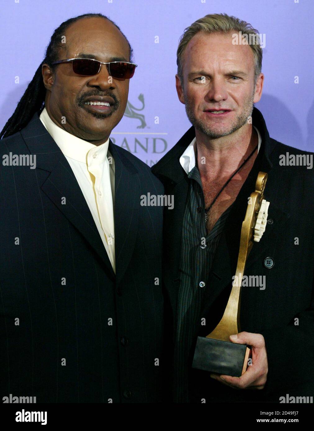 Stevie Wonder (L) und Sting stellen während der 2003 Billboard Music Awards in der MGM Grand Garden Arena in Las Vegas, Nevada, 10. Dezember 2003. Frage mich, Century Award zu stechen in der Show präsentiert. Stockfoto