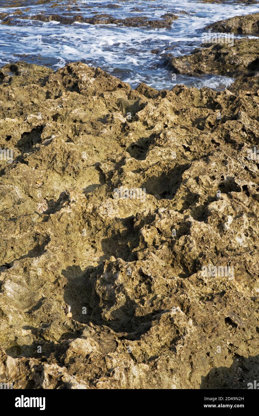 Unbenannter Strand aus vulkanischem oder Igneogestein an der Küste Taiwans, China Stockfoto