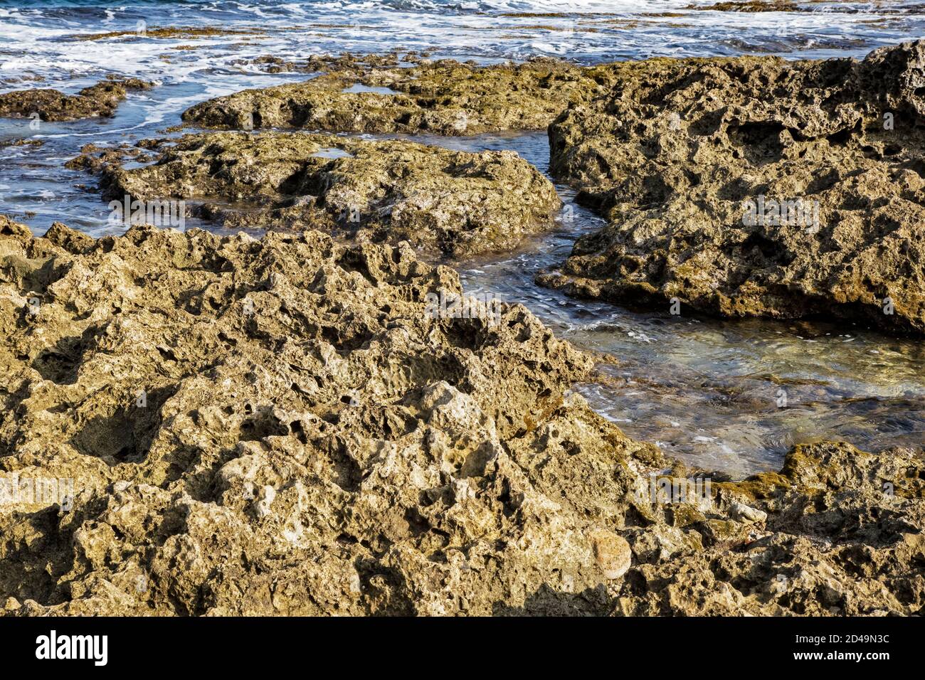 Unbenannter Strand aus vulkanischem oder Igneogestein an der Küste Taiwans, China Stockfoto