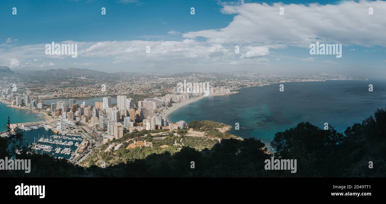 Atemberaubende Luftaufnahme Calpe, Costa Blanca. Beliebtes Sommerresort in Spanien mit mittelmeer und Las Salinas See, Berge im Hintergrund, Stockfoto