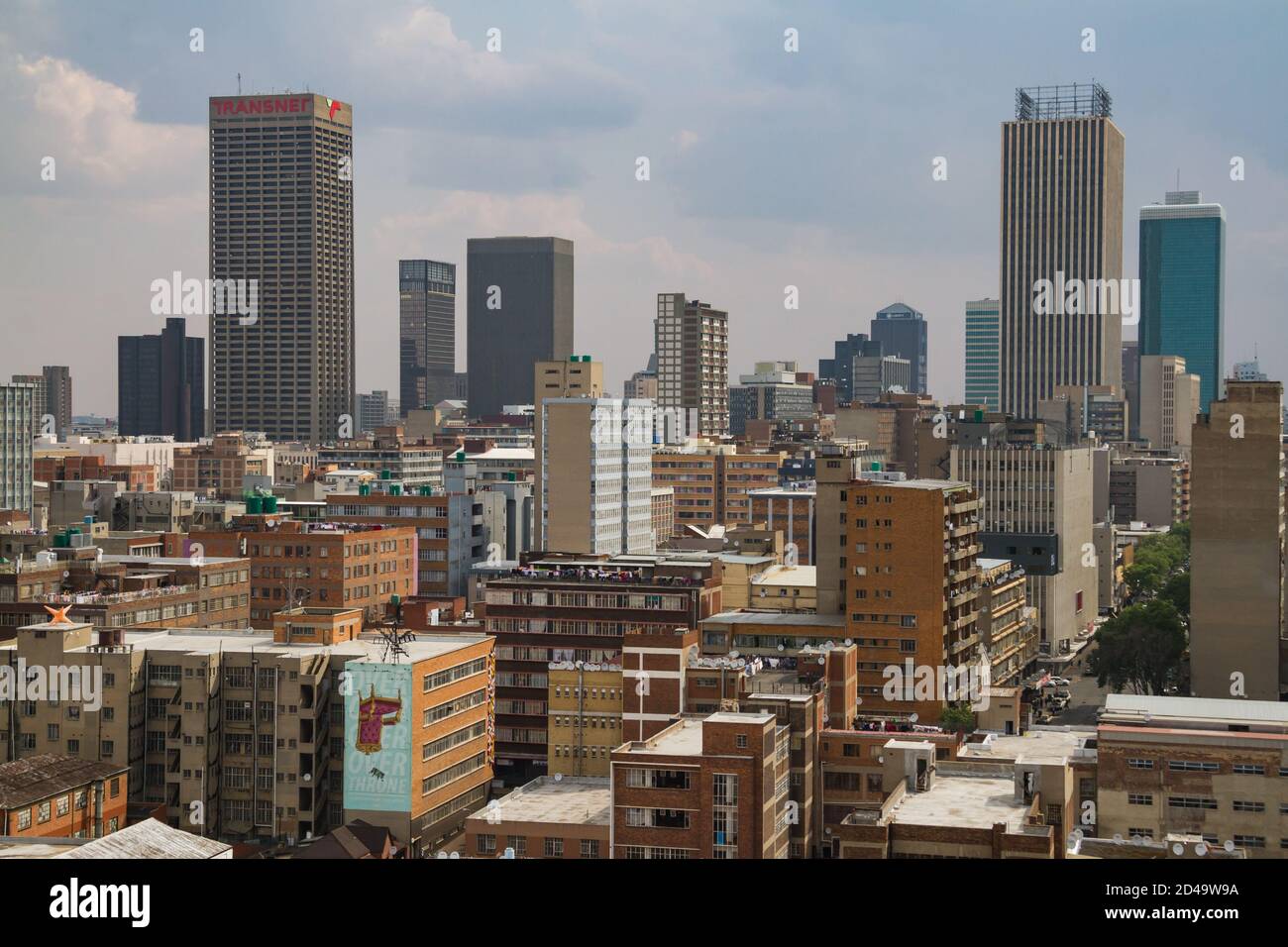 Johannesburg, Gauteng, Südafrika 19. September 2020: Luftaufnahme der Innenstadt mit Wohn- und Geschäftsgebäuden. Stockfoto