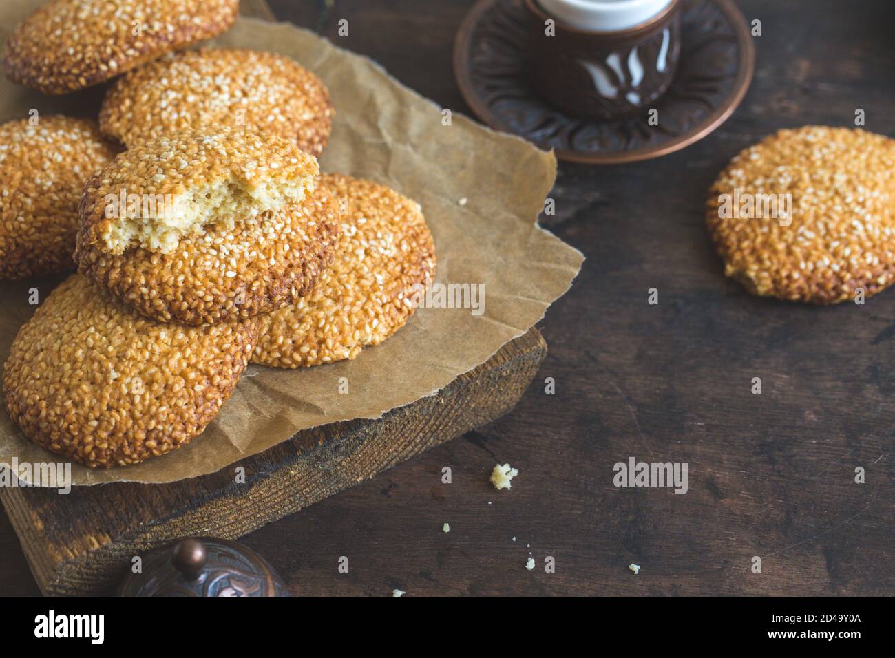 Kekse mit Sesamsamen auf Holzgrund. Gesunder Snack mit Sesam/ Stockfoto