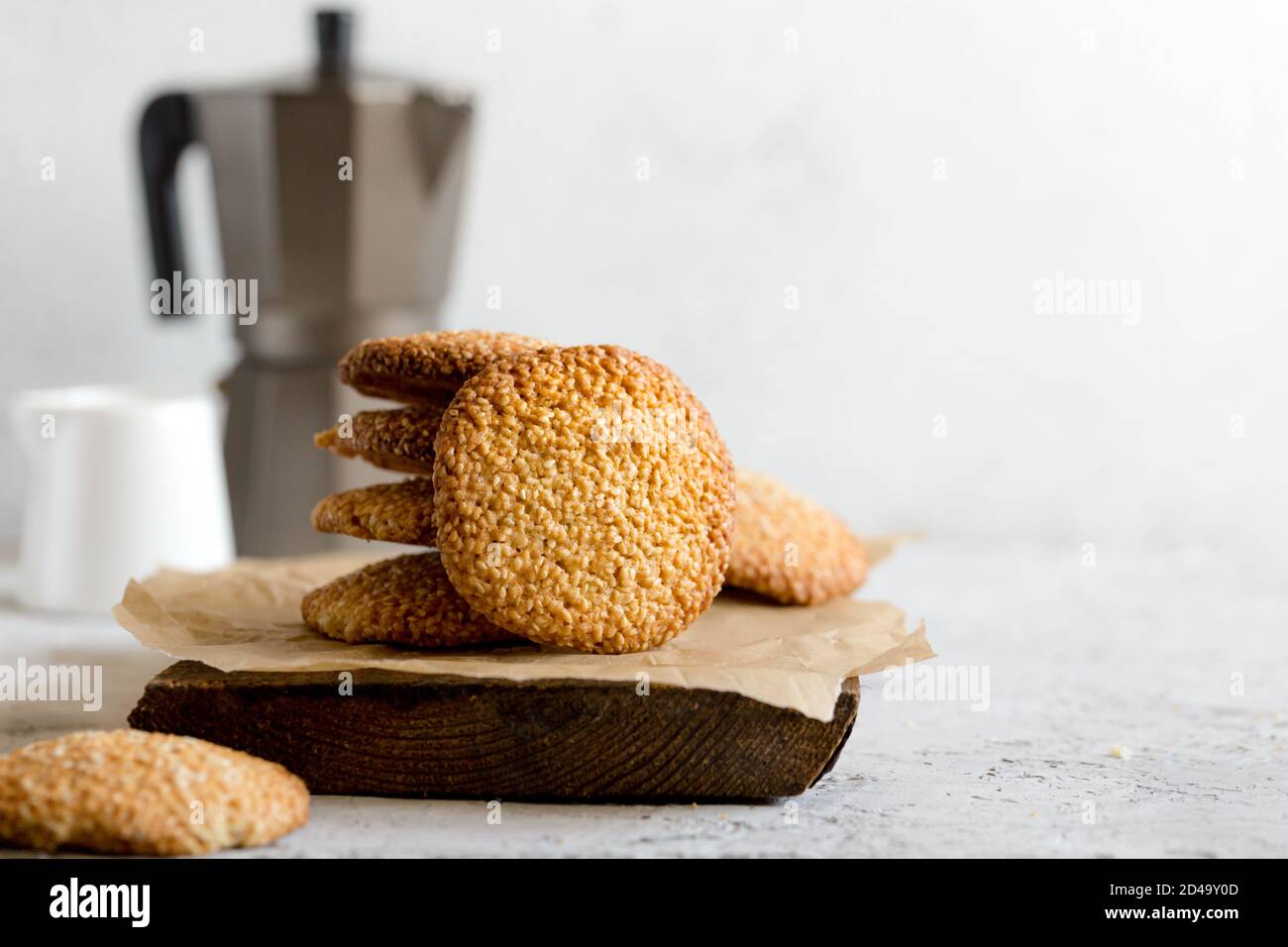 Cookies mit Sesamsamen auf grauem Betongrund. Gesunder Snack mit Sesam/ Stockfoto