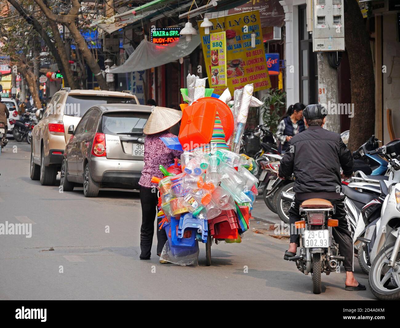 Street Peddler in der Altstadt von Hanoi, die 36 Unternehmen Bezirk, Vietnam Stockfoto