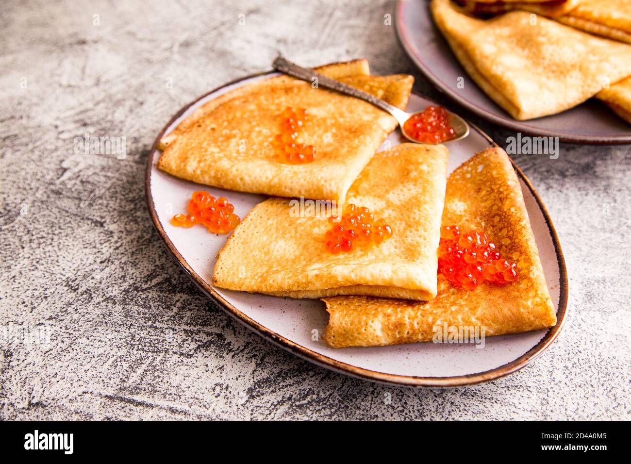 Traditionelle russische Pfannkuchen mit rotem Kaviar. Gebratene Crepes ...