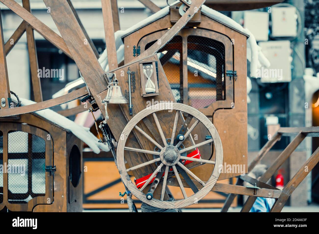 Alte hölzerne Riesenrad auf einer weihnachtsattraktion Stockfoto