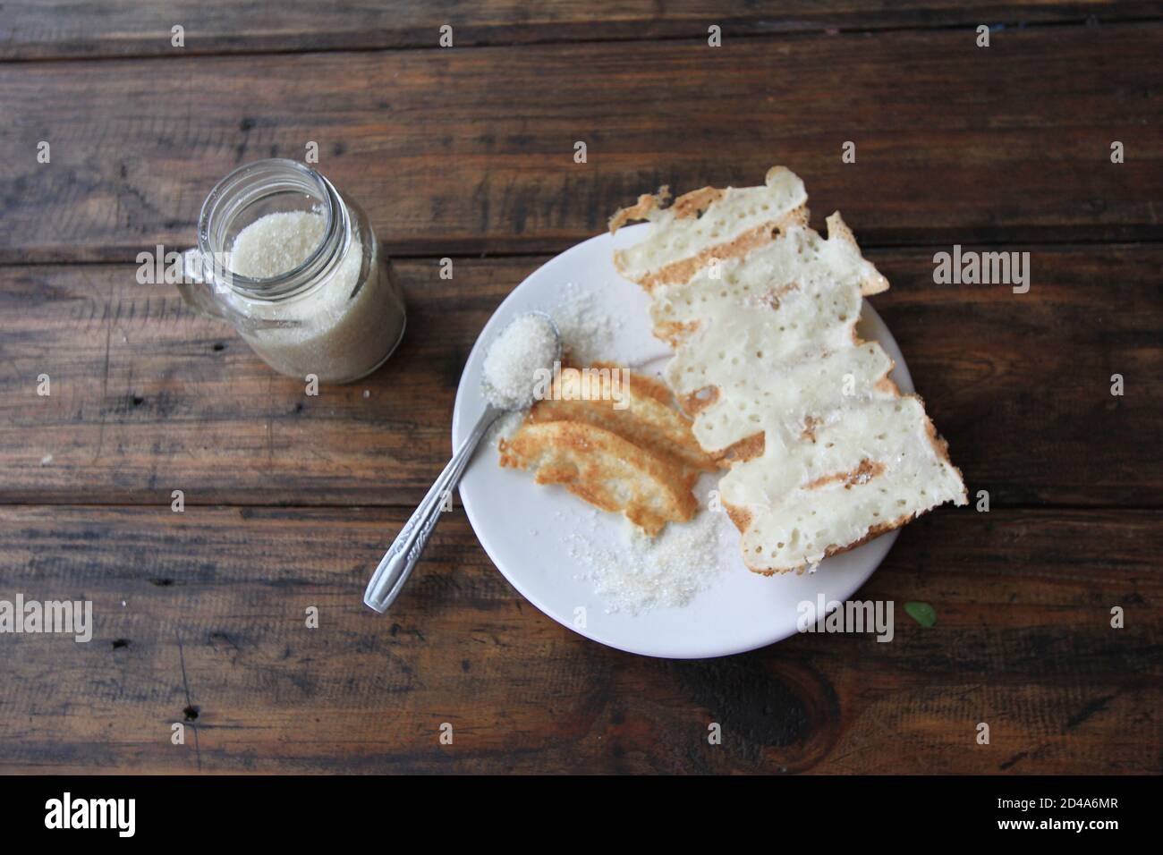 Die Auswahl umfasst lokale Snacks aus Ost-Java, Indonesien. Street Food aus Mehl und Kokosnuss mit einem süßen Geschmack mit Zucker gemischt. Gesunde traditionelle Ind Stockfoto