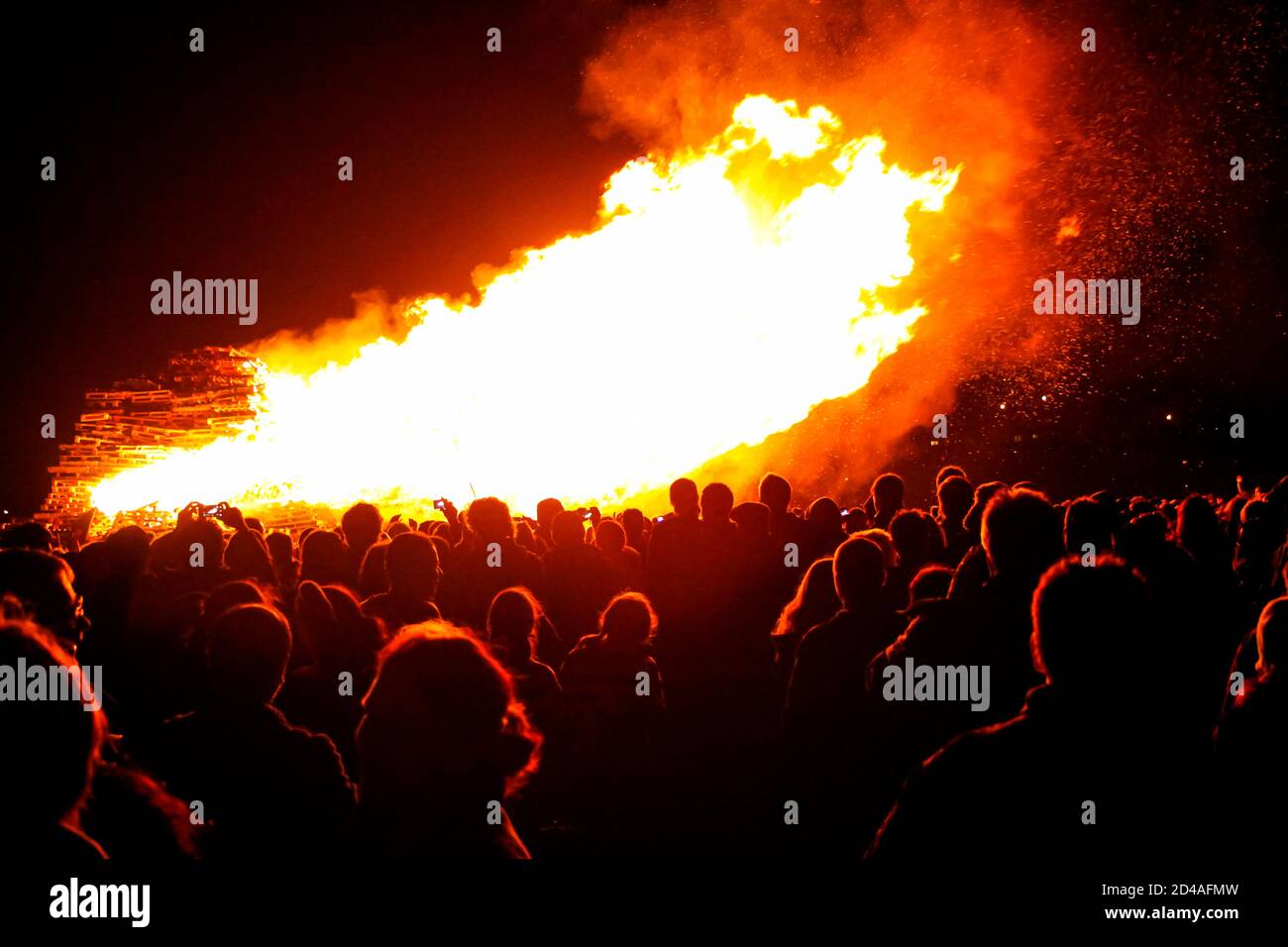 Bei der Lewes Bonfire-Feier in Sussex, Großbritannien, versammeln sich Menschenmengen um ein riesiges Lagerfeuer, um die Guy Fawkes Night und 17 Protestant Martyrs zu feiern, die verbrannt wurden Stockfoto