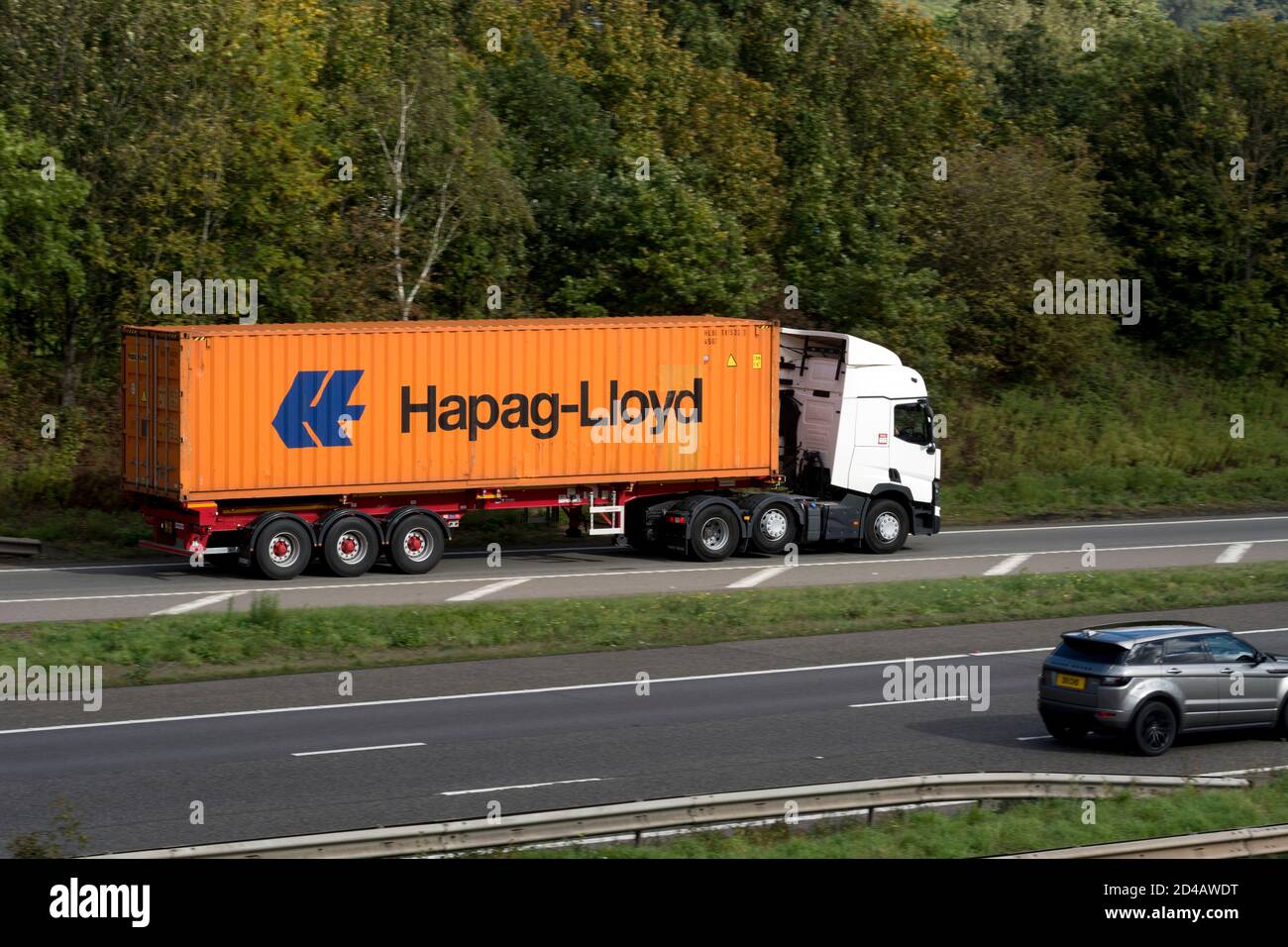 Ein LKW mit einem Hapag-Lloyd-Container, der an der Anschlussstelle 15, Warwickshire, Großbritannien, auf die Autobahn M40 kommt Stockfoto