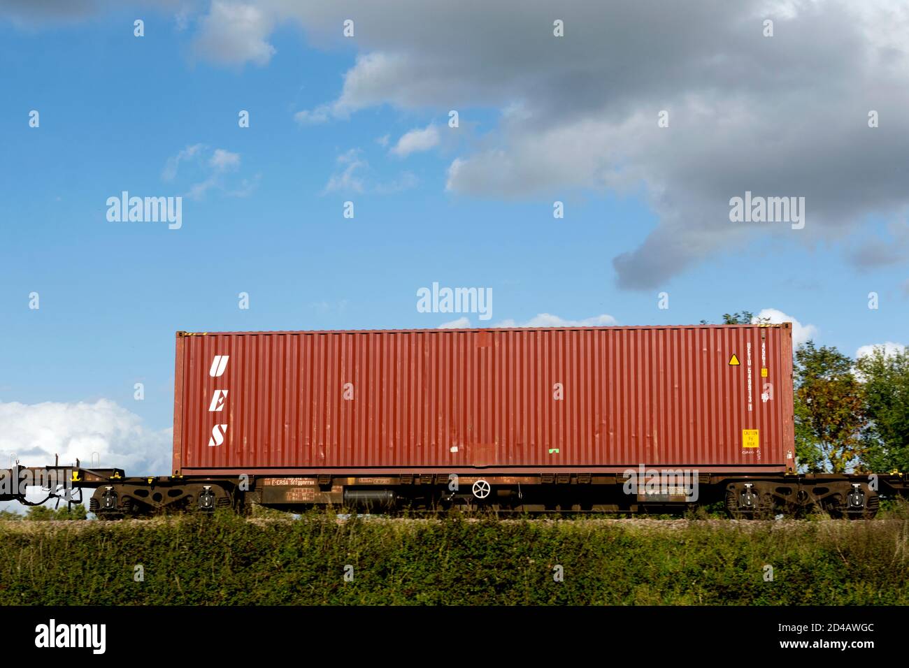 UES-Transportcontainer auf einem freightliner-Zug, Warwickshire, Großbritannien Stockfoto