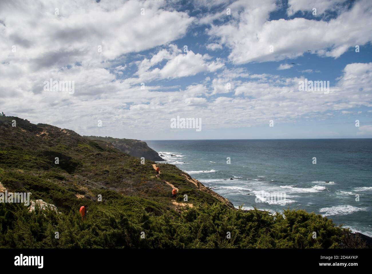 Lange Küstenlandschaft mit felsigen Küsten und hohen Klippen, die in den atlantischen Ozean, mit hellen Blautönen Stockfoto