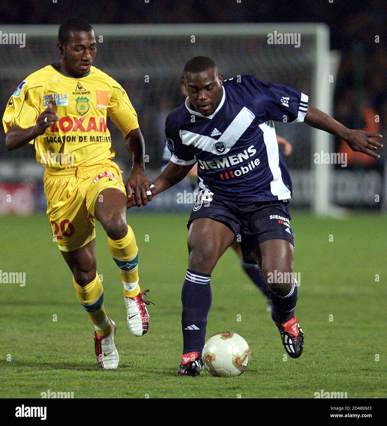 Bordeaux's Jean Claude Darcheville (R) fordert Nantes Eric Djemba Djemba  (L) während ihres Spiels in der französischen Liga im Chaban Delmas Stadion  in Bordeaux, Südwestfrankreich in Bordeaux 22. März 2003. REUTERS/Regis  Duvignau