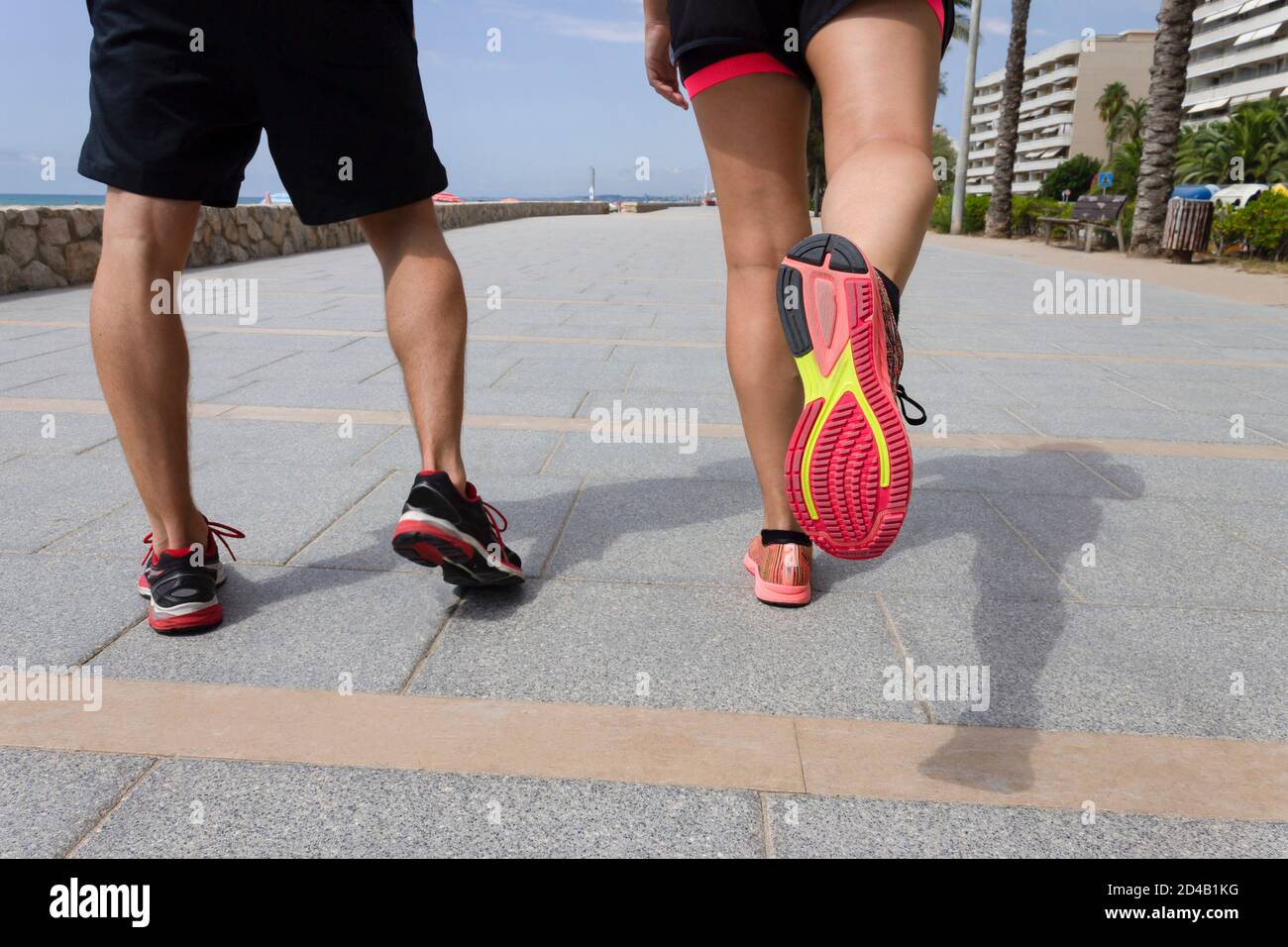 Paar Joggen draußen auf der Strandpromenade in der Nähe des Meeres.Athletic Paar Konzept .Sport und gesunde Lifestyle-Idee. Stockfoto