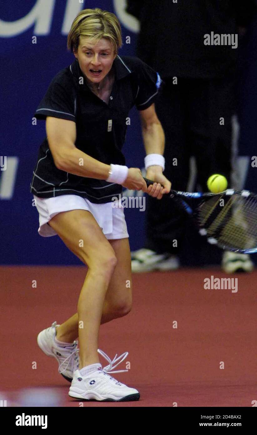 Martina Sucha aus der Slowakei gibt den Ball an Adriana Serra