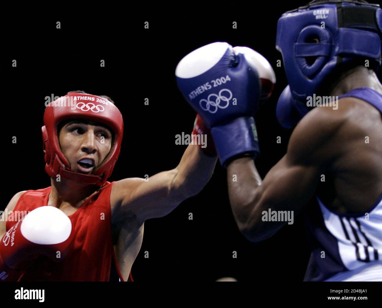 Kasachstan Galib Jafarov schlägt Ugandas Brian Mayanja während ihre Männer Feder Gewicht (57kg) Runde der 32 Boxkampf in Athen 2004 Olympische Sommer Spiele August 16, 2004. Jafarov gewann den Kampf. Stockfoto