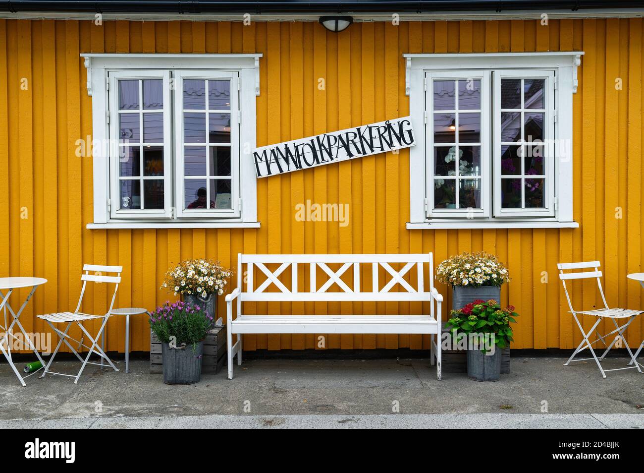 Typisch norwegische Fassade mit Bank und Blumen auf den Lofoten, Norwegen Stockfoto