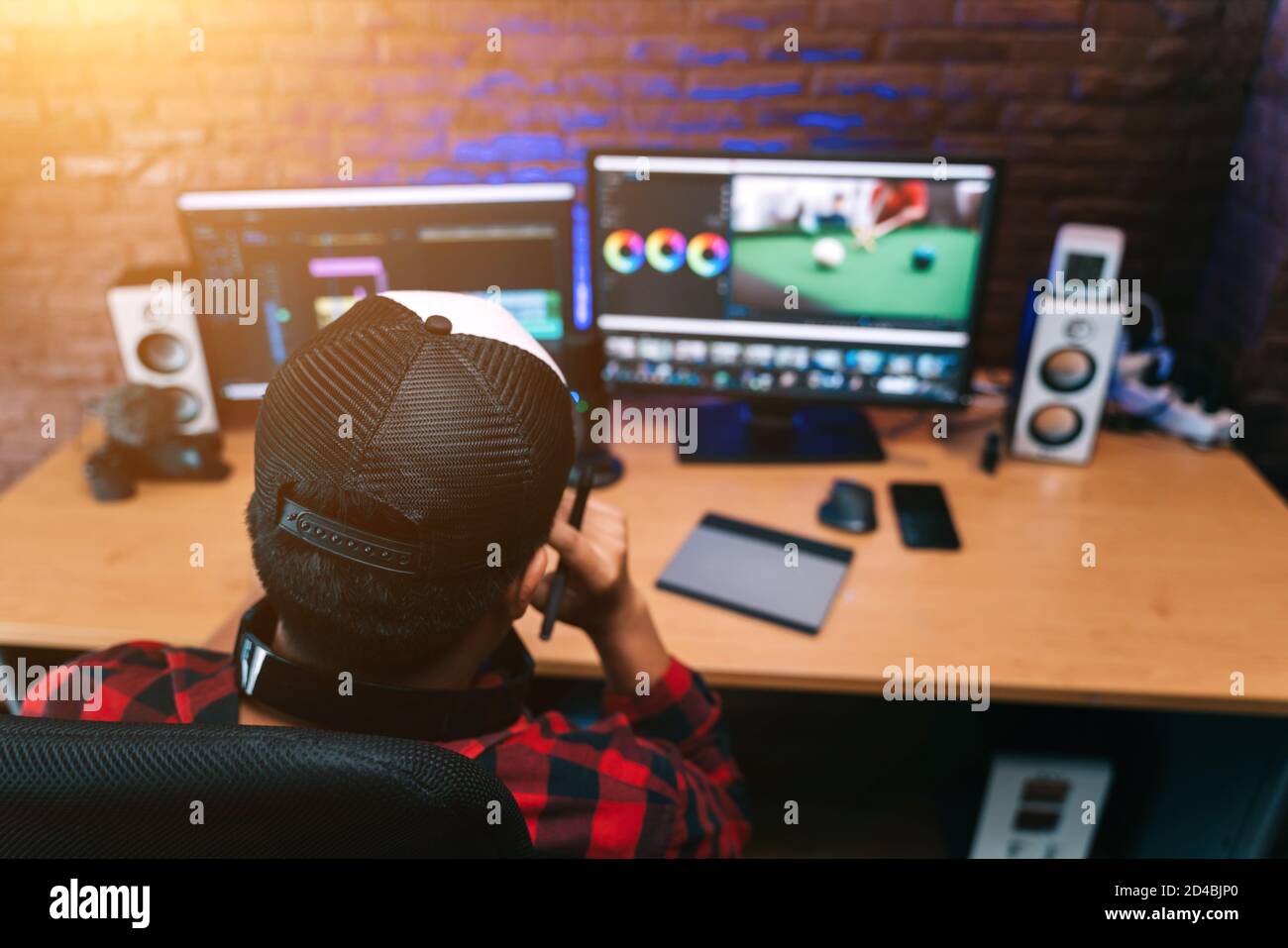 Asiatische kreative Mann und Editor Video Arbeit Vlogger Bearbeitung Video Erstellen Sie Inhalte für das Hochladen auf Social Media oder Internet online Anschließen der Kommunikationsverbindung Stockfoto