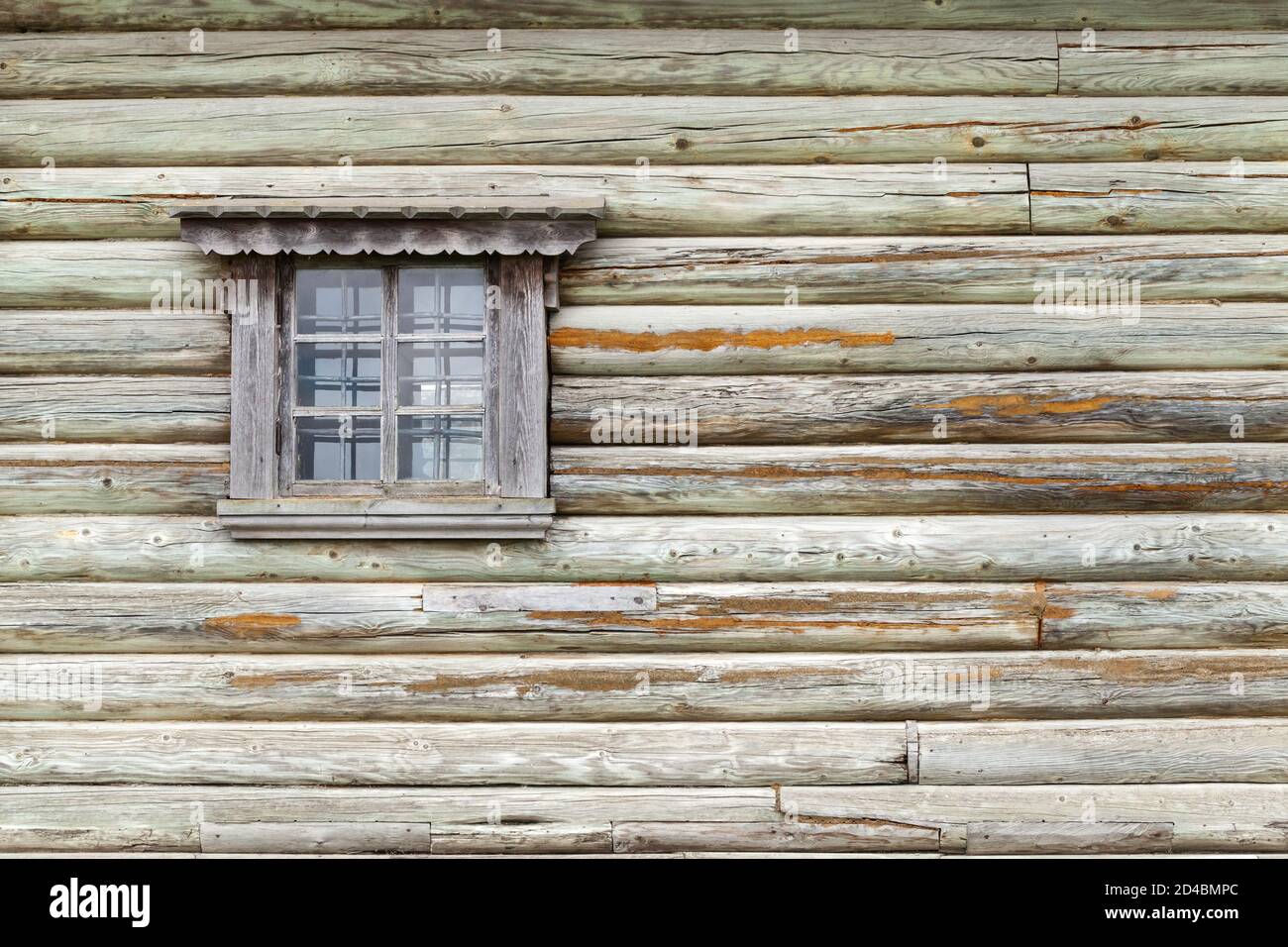 Alte grungige grüne Holzwand mit Fenster, altes russisches ländliches Wohnhaus. Hintergrundfotostruktur Stockfoto Alte grungige grüne Holzwand mit Fenster, altes russisches ländliches Wohnhaus. Hintergrundfotostruktur Stockfoto