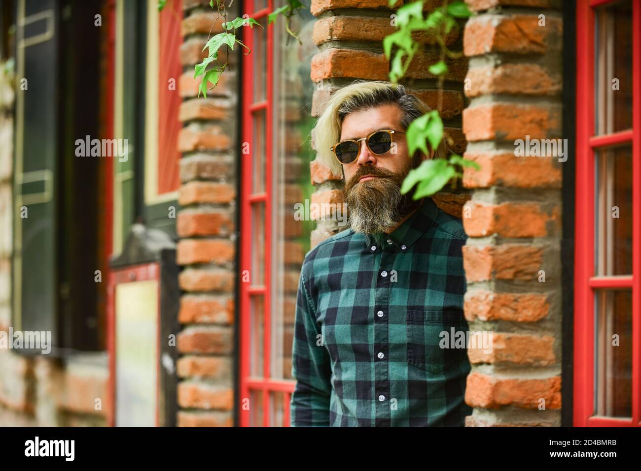 Cooler Typ Bartiger Mann Kariert Hemd Hipster Gefarbte Haare Und Bart Friseur Und Friseursalon Brutal Mannlich Mit Blonden Haaren Irischen Architektur Hintergrund Manner In Legerer Mode Hipster In Sonnenbrille Stockfotografie Alamy