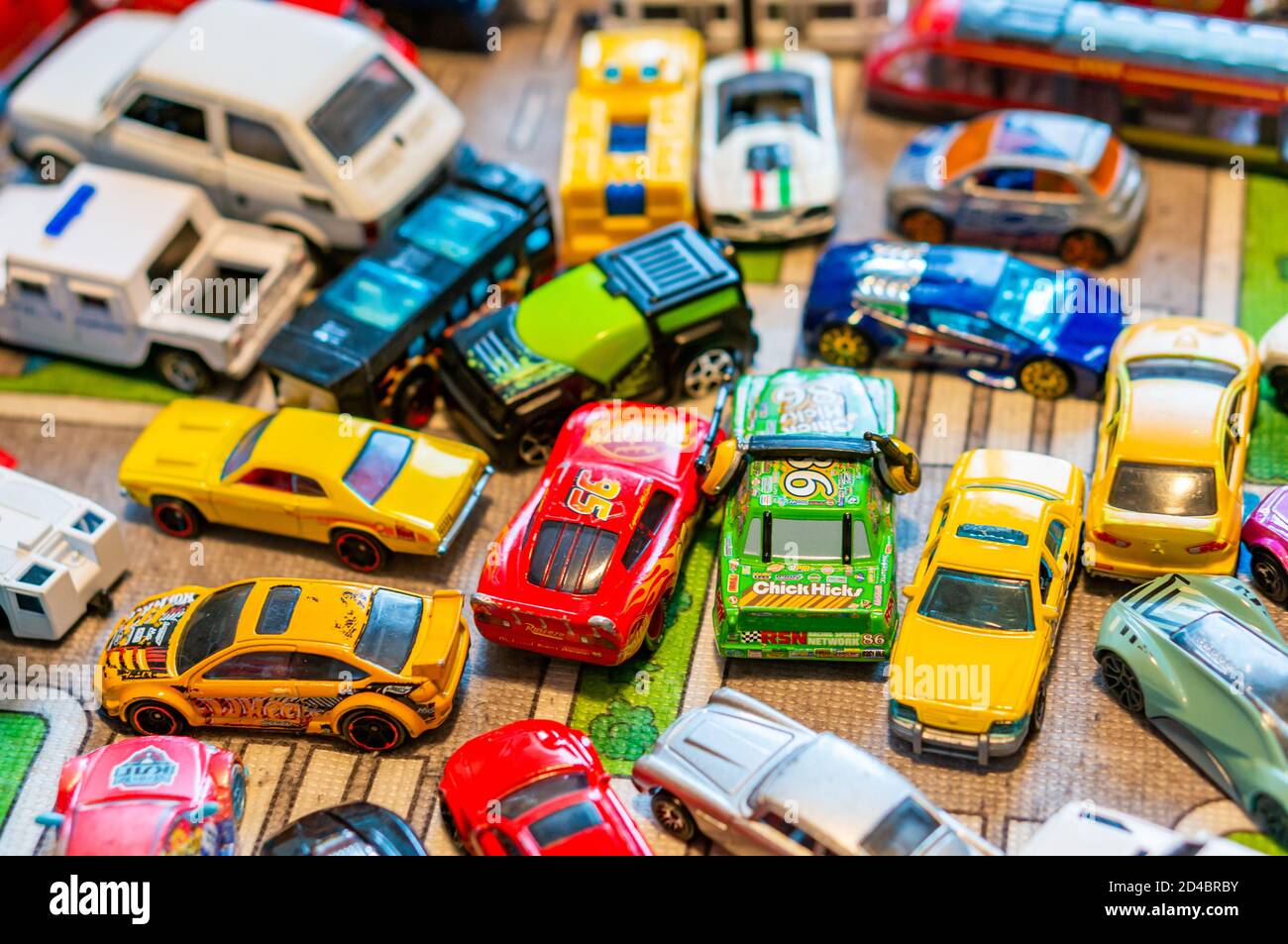 POZNAN, POLEN - 04. Oktober 2020: Mix aus bunten Marken-Modell Spielzeugautos auf einer Spielmatte im weichen Fokus Hintergrund. Stockfoto