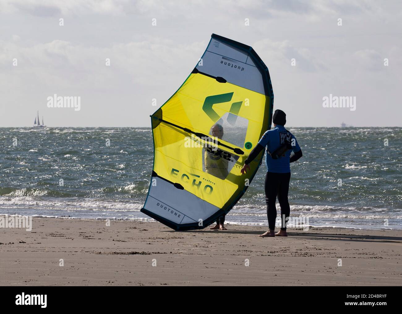 Windsurfer bereiten sich auf den Start vom Strand vor Bei West Wittering Stockfoto