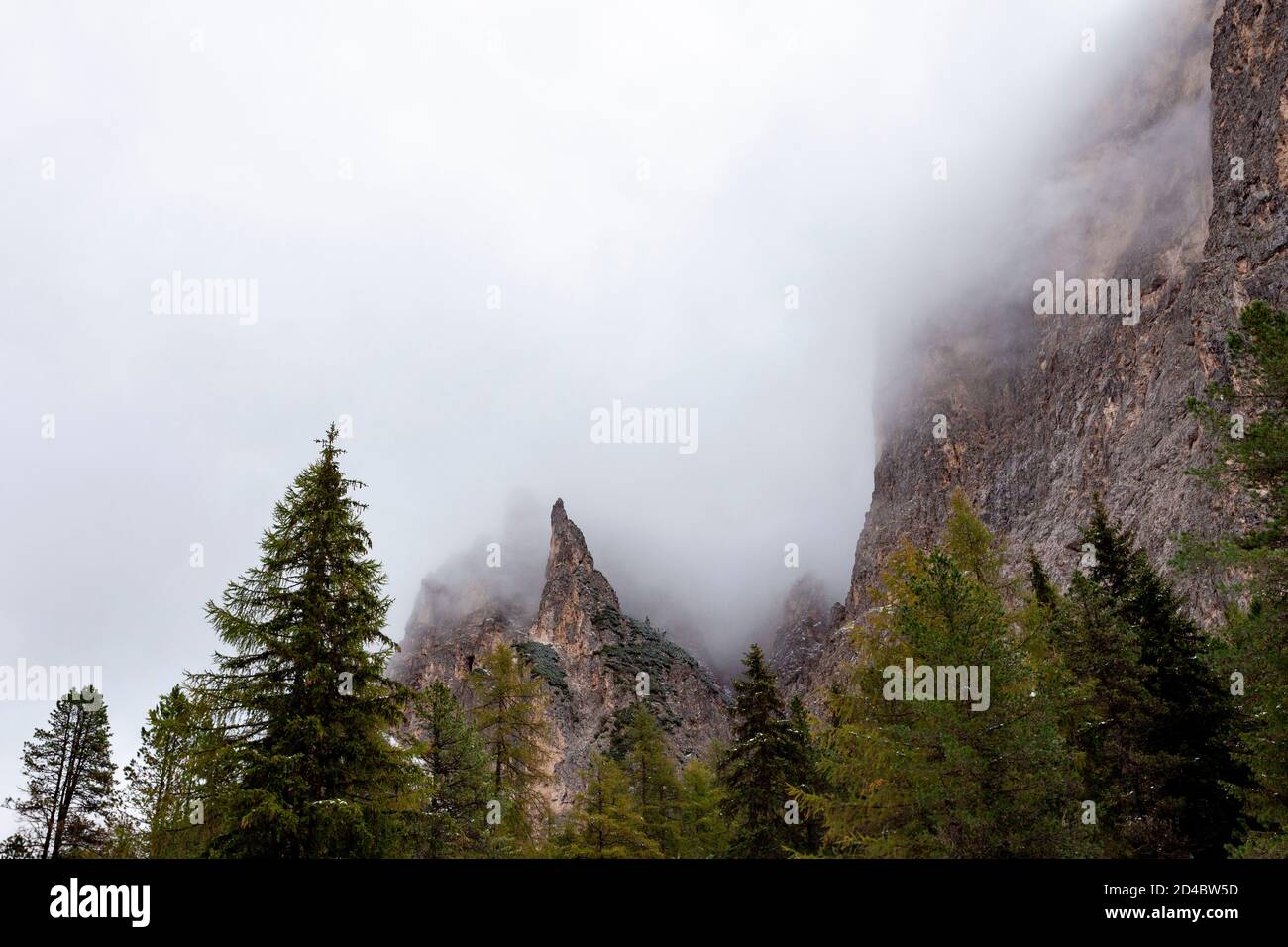 Berggipfel in der Puezgruppe im Langental, bei Wolkenstein in den italienischen Dolomiten, umgeben von tiefen Wolken und Nebel Stockfoto