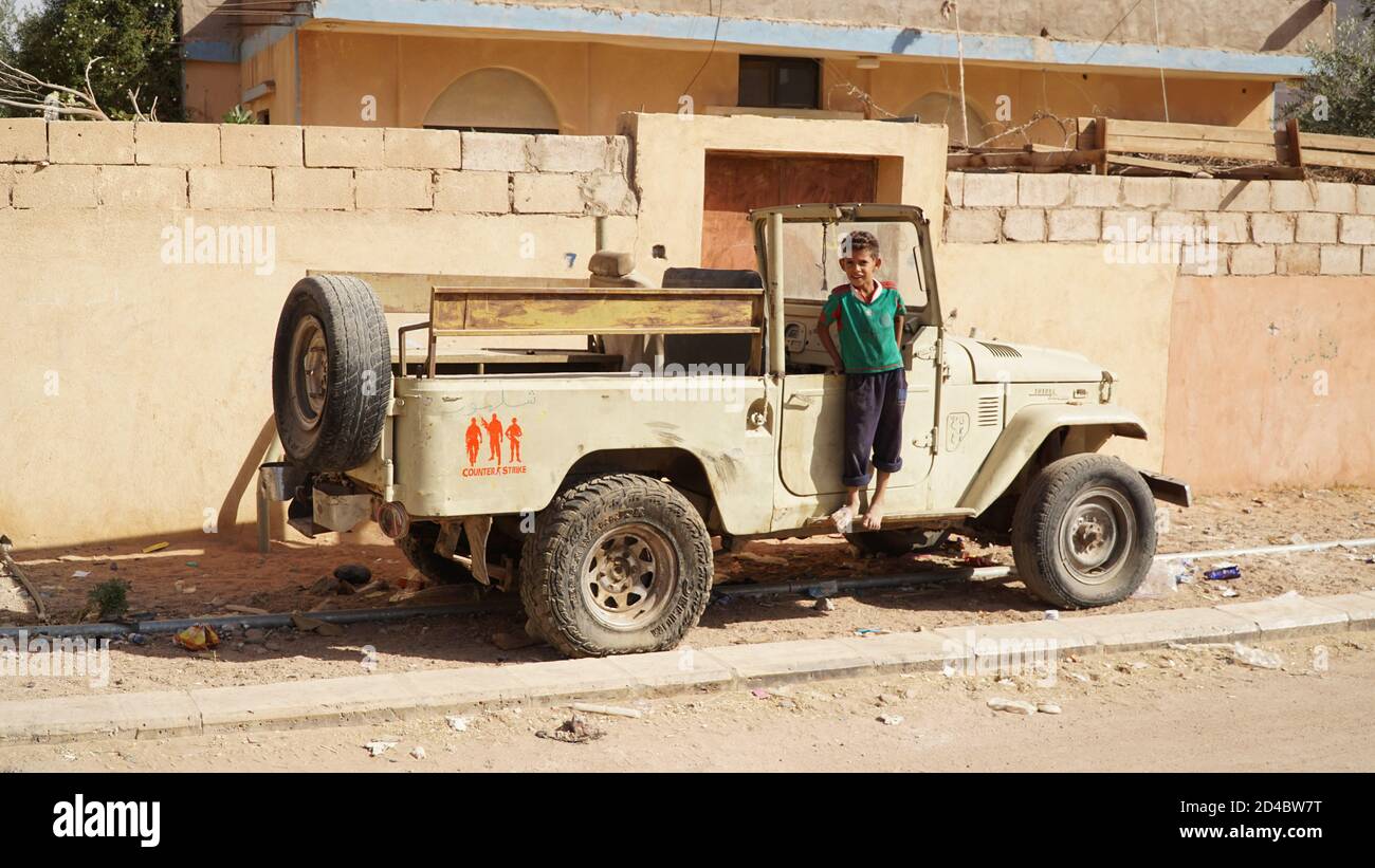 Touristen und Kamel in der Wadi Rum Wüste von Jordanien. Stockfoto