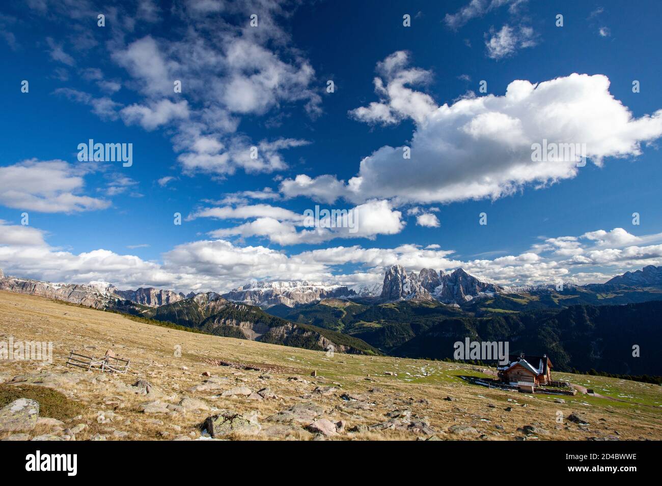 Die Schutzhütte Raschötz (Rifugio Resciesa) Liegt auf einem Hügel mit Blick auf die Langkofel Gruppe Berge in den italienischen Alpen Stockfoto