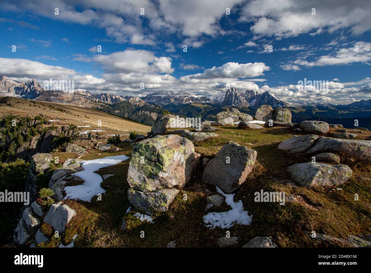 Felsbrocken und Schnee im Vordergrund mit den Gipfeln der Langkofelgruppe in der Dolomitenregion Südtirol, Italien Stockfoto