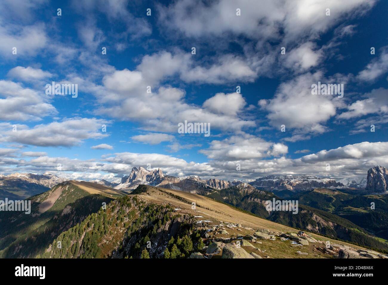 Eine Reihe von schrägen Hängen weicht den Blicken auf Berggipfel in der Dolomiten-Region Gröden in Südtirol, Italien Stockfoto