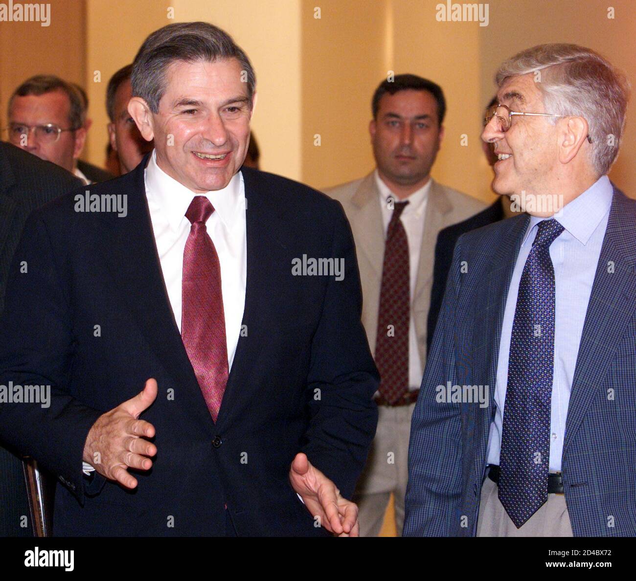 Der stellvertretende US-Verteidigungsminister Paul Wolfowitz (L) spricht gegenüber dem Vorsitzenden der Turkish Economic and Social Studies Foundation (TESEV), Ozdem Sanberk (R), während er am 14. Juli 2002 an einer Konferenz in Istanbul teilnimmt. Wolfowitz wiederholte Präsident Bush mit den Worten: "Wie gefährlich das gegenwärtige (irakische) Regime für die Vereinigten Staaten ist und dass es eine Gefahr darstellt, mit der wir nicht auf unlauteres Leben leben können". "Ein demokratischer Irak wird das Wirtschaftswachstum mit Nachbarn wie der Türkei ankurbeln und die Region stabilisieren", fügte Wolfowitz hinzu. Wolfowitz wird für einen Tagesausflug nach Afghanistan fliegen und wird nach Ankara zurückkehren, um die Türken zu treffen Stockfoto