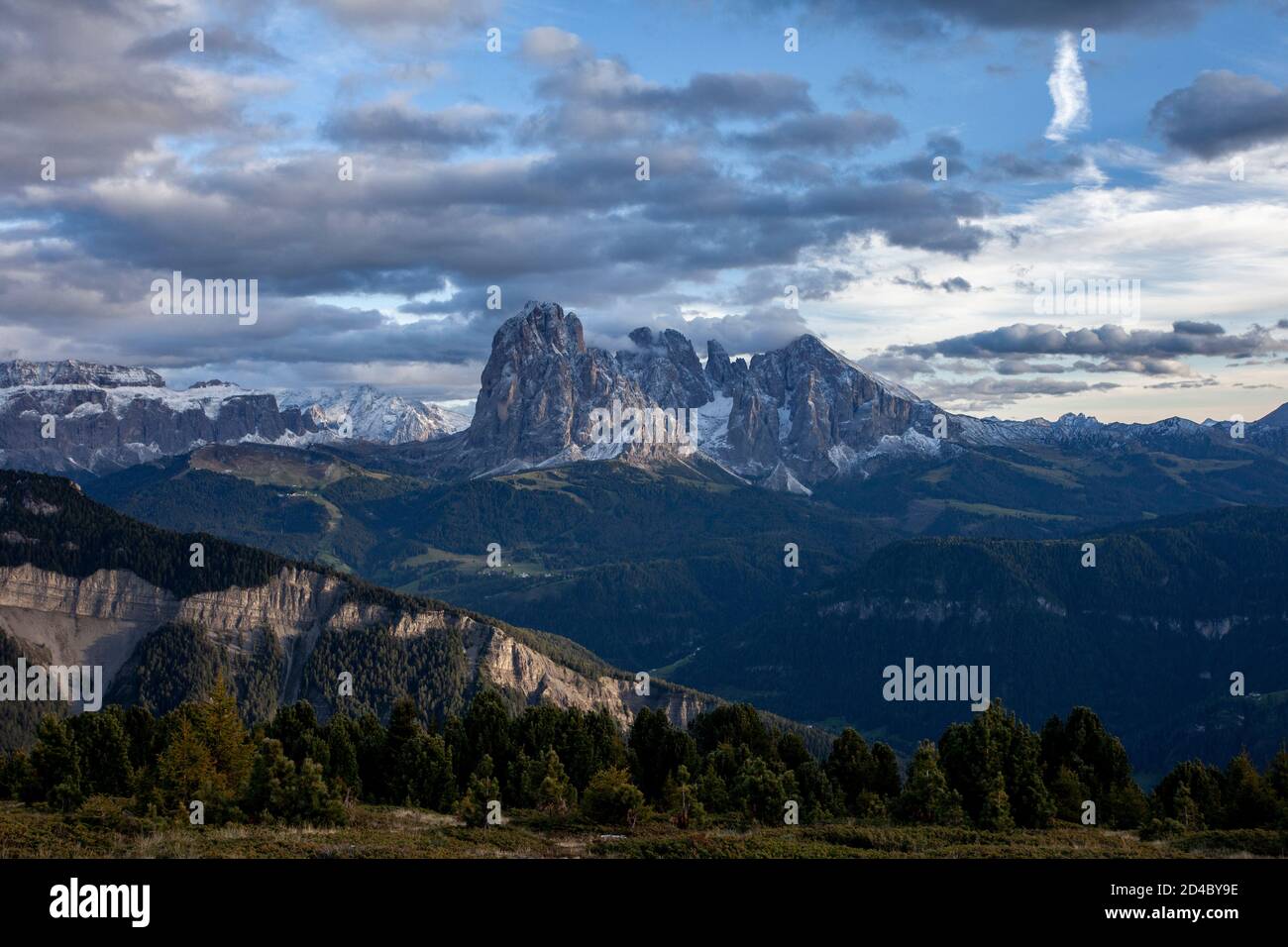 Die abendliche Sonne fängt auf den Gipfeln der Langkofelgruppe in den Dolomiten, nahe der Stadt St. Ulrich (St. Ulrich/ Urtijëi) in Südtirol, Italien Stockfoto