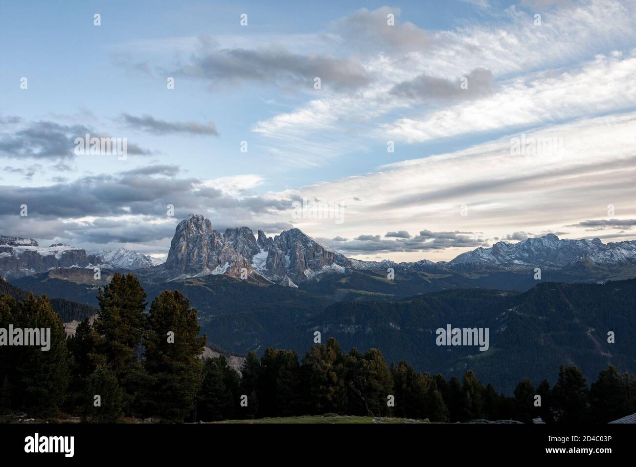Die abendliche Sonne fängt auf den Gipfeln der Langkofelgruppe in den Dolomiten, nahe der Stadt St. Ulrich (St. Ulrich/ Urtijëi) in Südtirol, Italien Stockfoto