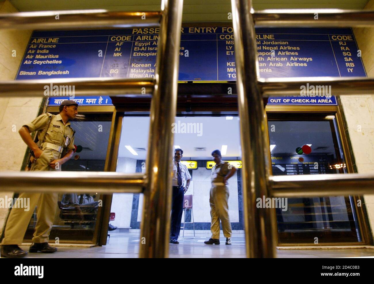 Polizisten bewachen den Eingang zum internationalen Flughafen von Bombay, 24. Mai 2003. Ein indischer paramilitärischer Polizist, der am Samstag auf dem internationalen Flughafen Dienst hatte, schoss seinen kommandierenden Offizier tot und nahm sechs Standable in einer Passagierlounge als Geisel, offenbar nach einer Reihe über seine Arbeit, sagten Beamte. REUTERS/Sherwin Crasto SC/CRB Stockfoto