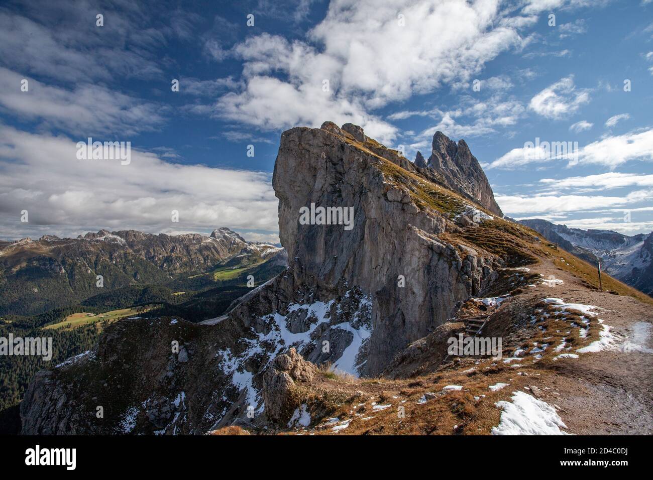 Die Seceda-Bergkette, einer der berühmtesten Bergrücken der italienischen Dolomiten, neigt sich nach oben in den Himmel, mit weiteren Berggipfeln in der Ferne Stockfoto